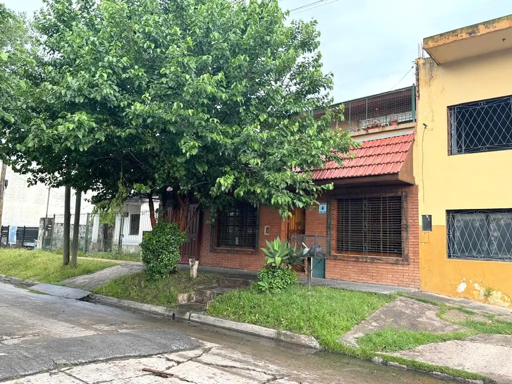 Casa con quincho en  Bernal Oeste