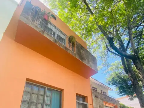 HERMOSA CASA CON PATIO/COCHERA EN VENTA