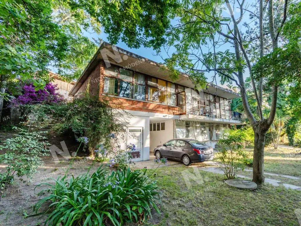 Hermoso chalet de dos plantas con piscina!