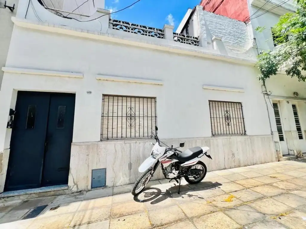 Casa tipo ph al frente, de 3 ambientes a reciclar