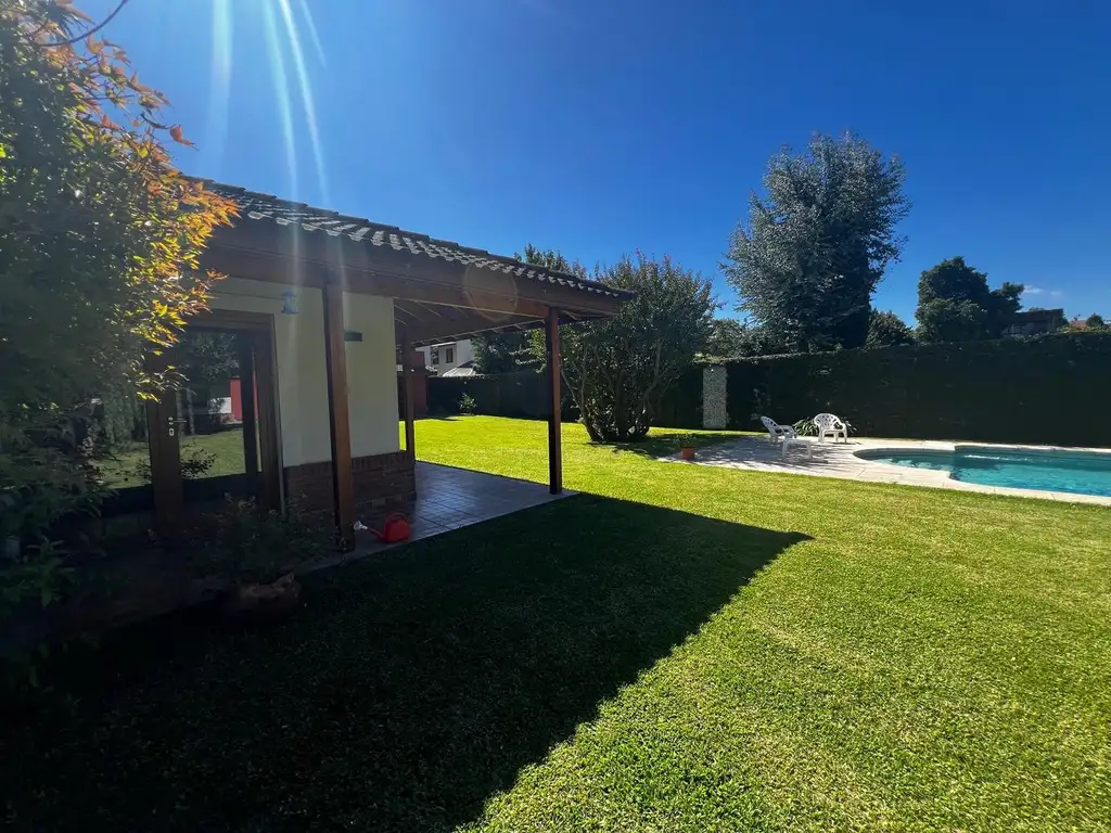 venta casa chalet Adrogué pileta parque permuta Apto crédito