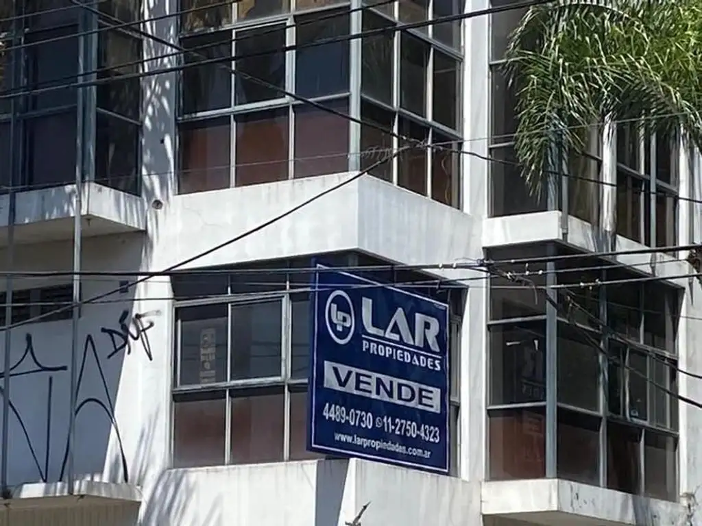 Local con oficinas en tres plantas