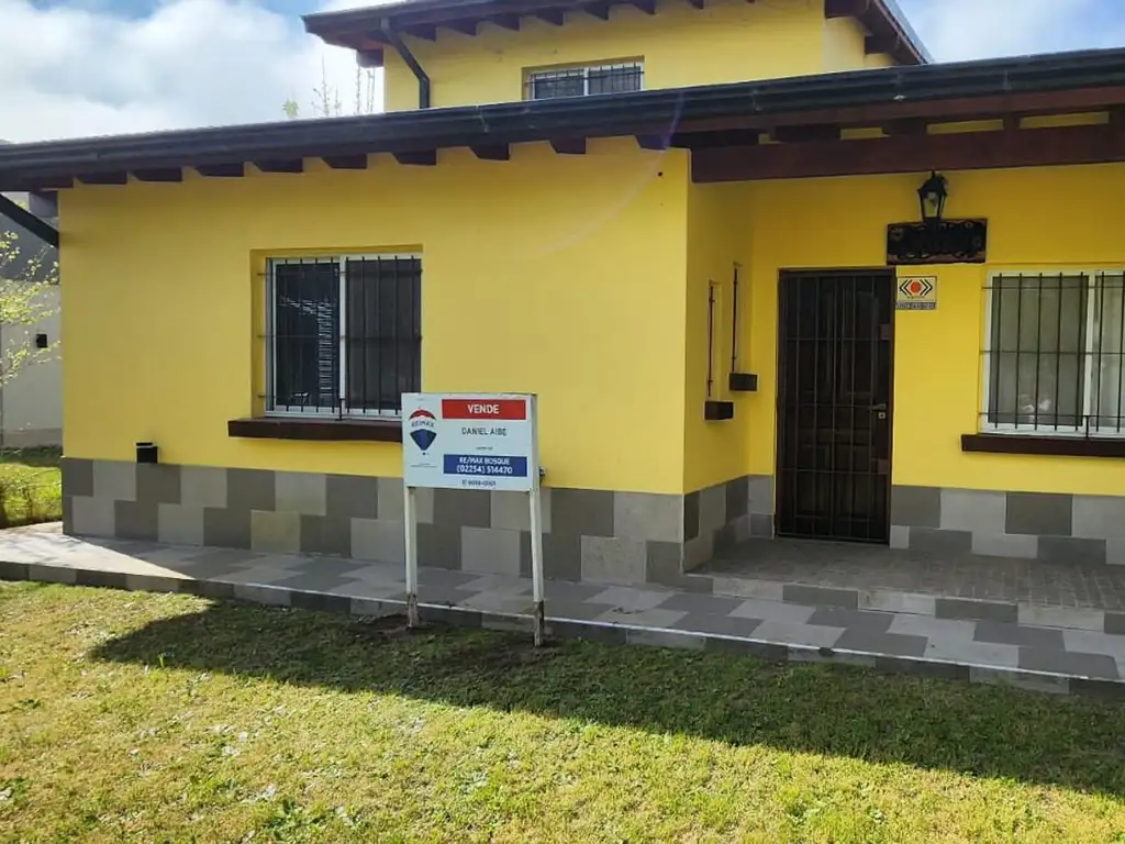 VENTA CASA 5 AMBIENTES COSTA DEL ESTE CON QUINCHO