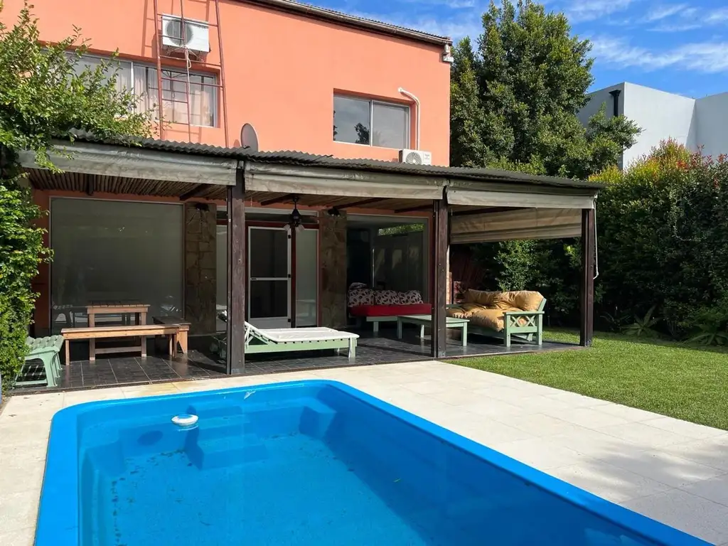 Casa en venta con pileta Bº San Isidro Labrador, Villanueva