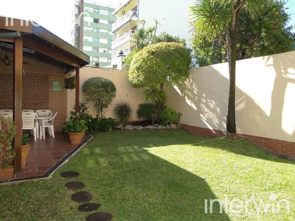 Casa en Villa Devoto con jardin, quincho y parrilla- Venta.