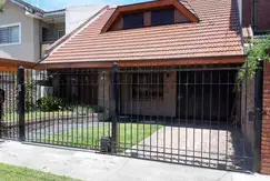 EXCELENTE CHALET, TRES AMBIENTES GRAN PARQUE , PISCINA,QUINCHO ,PARRILLA, GARAGE, COCHERA