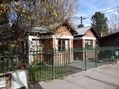 Lote céntrico con Casa 2 dormitorios y casita prefabricada en Junín de los Andes