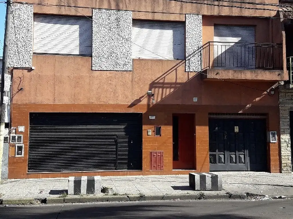 LOCAL 50M2 APROX. CON CASA 4 AMB. EN PLANTA ALTA,GALPÓN 80M2,GARAGE PASANTE, PATIO Y TERRAZA