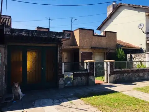 Casa 3 ambientes con garage y patios, ubicada en buena zona de Loma Hermosa.