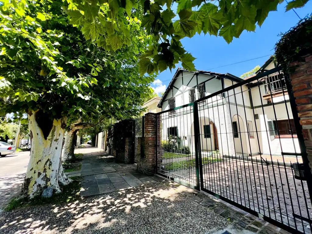 Excelente Casa de 7 Ambientes Con Lindo Jardín y Pileta en Vicente López