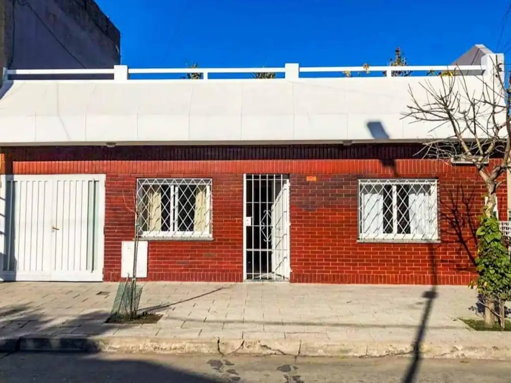 Casa Lote Propio toda en Planta Baja con Cochera Parrila y Patio