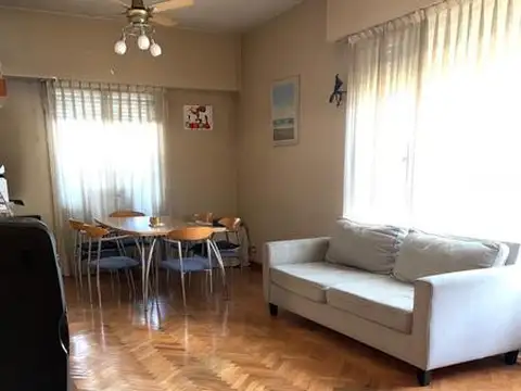 Casa muy luminosa con 3 dormitorios, family-room jardin pileta, parrilla terraza y cochera-en venta