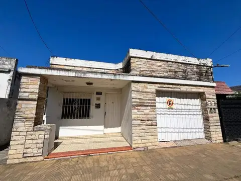 Venta casa lote 310 m2, jardín y cochera. Moreno