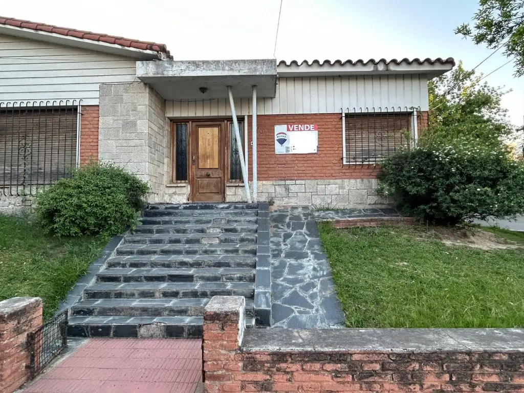 SE VENDE CASA 3 DORM. AV RIO BAMBA Y AV COLON