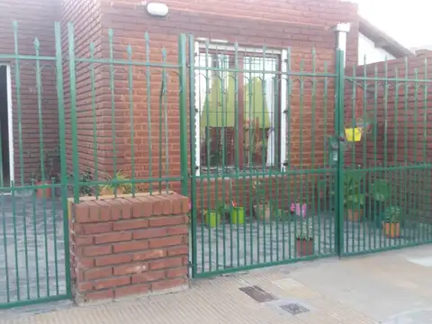 Casa en venta - 2 dormitorios 2 baños - patio - 430 mts2 - Necochea