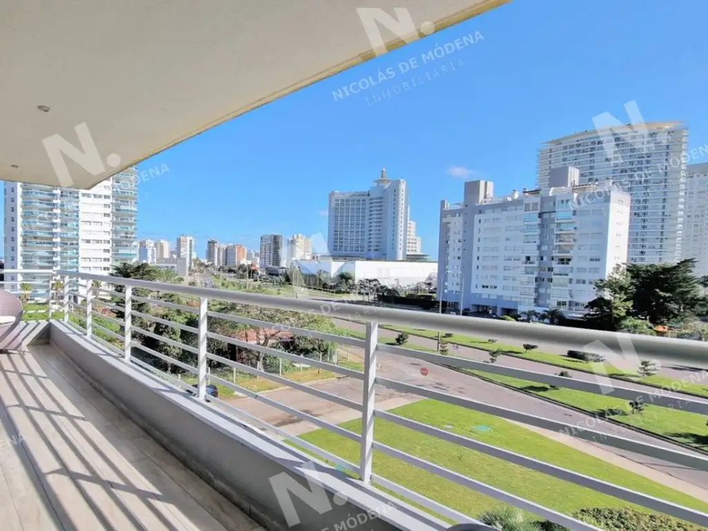 Apartamento esquinero en Alexander Boulevard, 3 Suites, terraza al frente