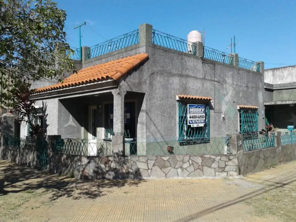 Casa esquina de 4 ambientes.