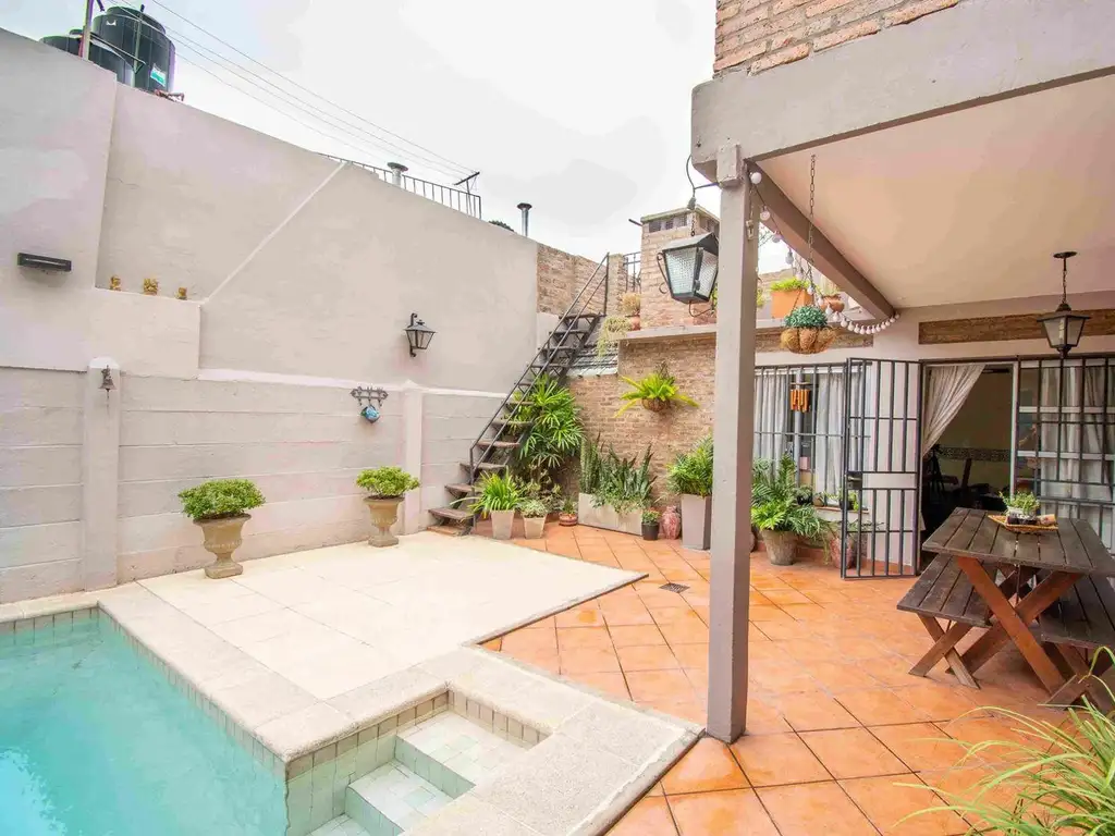 HERMOSA CASA DE 4 DORMITORIOS CON COCHERA, PATIO, TERRAZA Y  PILETA EN BARRIO AZCUENAGA