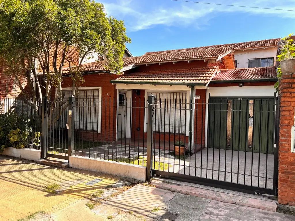 Martínez: Excelente Casa Sobre Lote de 10x49,55 con Taller al Fondo. Gran Jardín. Para reciclar