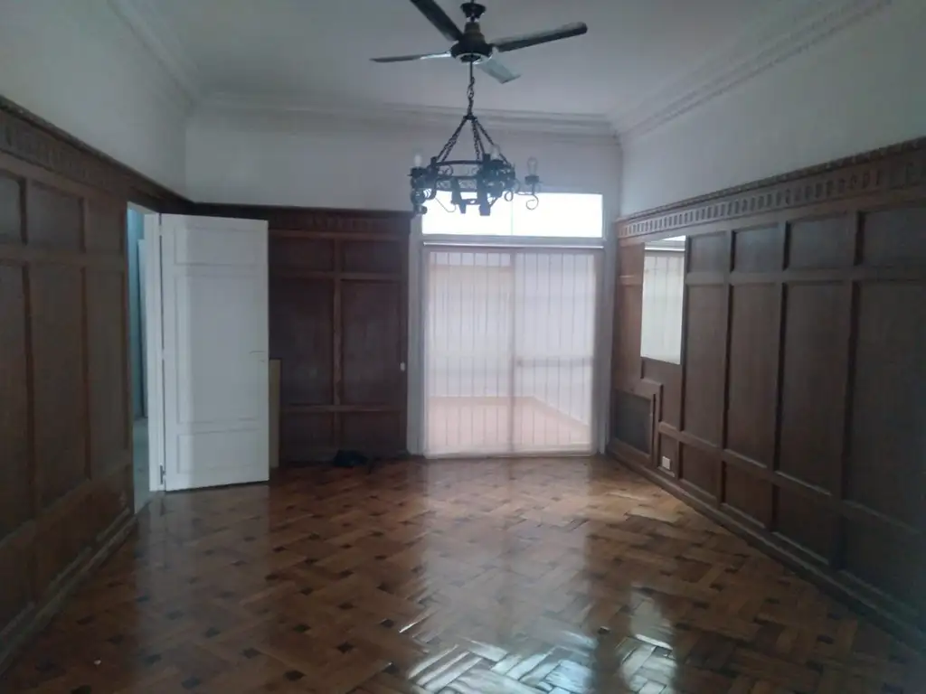 Excelente piso de 6 despachos, sala de reuniones, 3 baños, cocina y 2da planta c/comedor, terraza