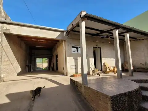 Casa De Un Dormitorio, Cochera, Amplio Jardin, Excelente Estado.  Peron Entre Garay Y Yapeyu