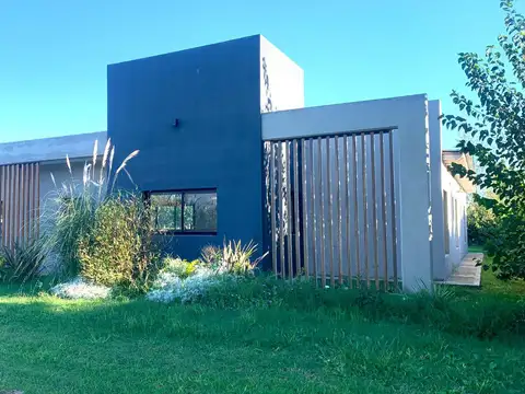 Casa en venta en barrio cerrado Arroyo Dulce, Luján.