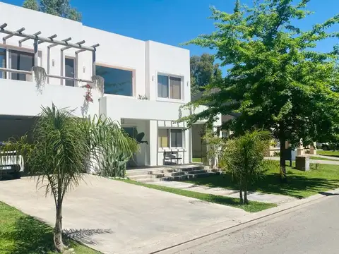 VENTA CASA 6 AMBIENTES EN BARRIO WESTON