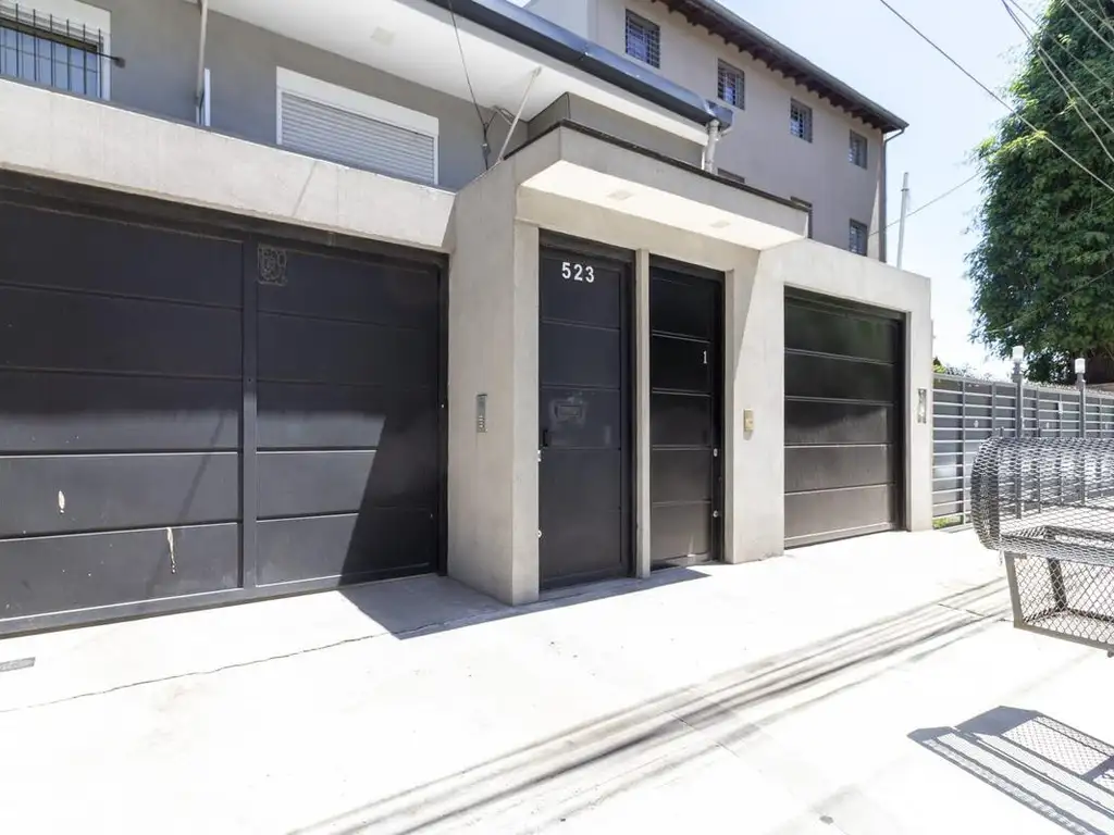 OPORTUNIDAD PH duplex  de 3 amb con cochera, frente al Hindu Club.