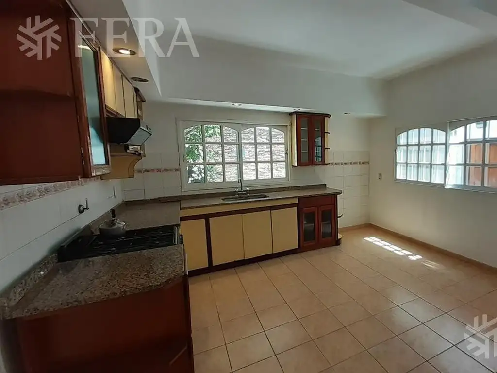 Venta casa de 4 ambientes con local en Bernal Oeste (30809)