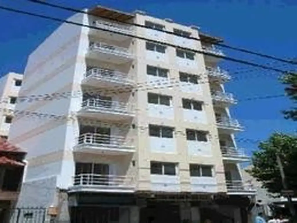 Departamento de 2 amb. al frente c/balcón (Viamonte al 100-R. Mejía )