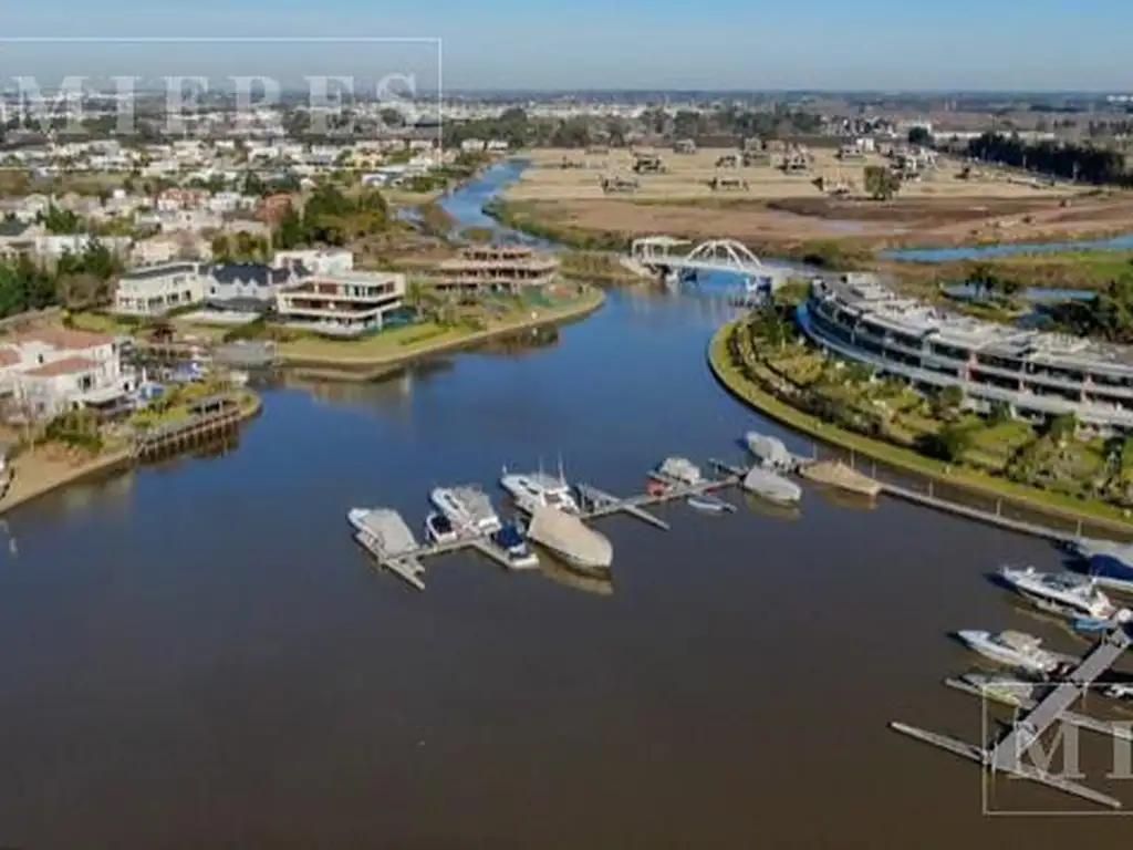 Lote en venta al Rio en El yacht, Nordelta.