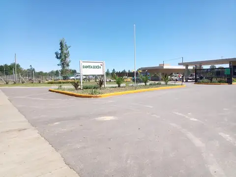 Navarrete Propiedades - Terreno con fondo verde en Santa Lucia - Foto 0