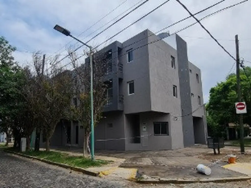 DEPARTAMENTO MONOAMBIENTE AL FRENTE, PLANTA BAJA  DTO B, CON PATIO Y COCHERA, BANFIELD.