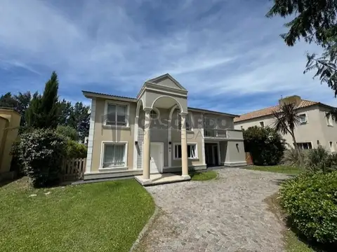 Hermosa casa de 4 ambientes con gran fondo y piscina.