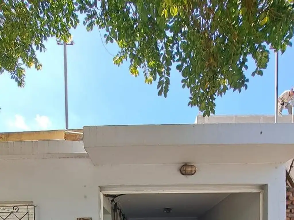 "CASA CON PATIO VERDE A 50MTS DE AVENIDA GALICIA"