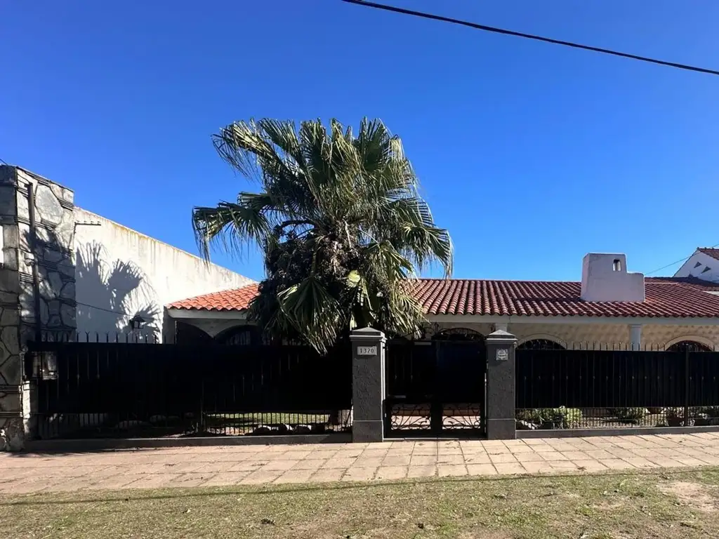 Casa estilo colonial con 3 dormitorios y escritorio