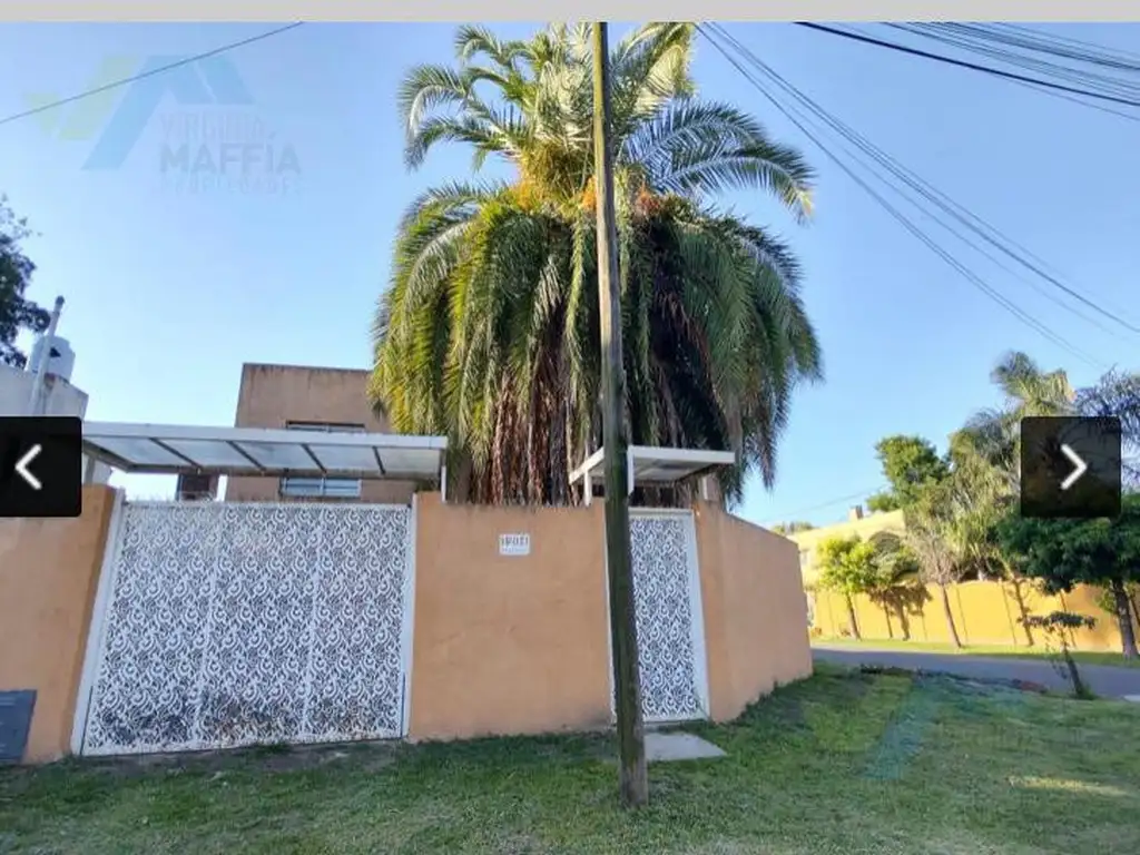 Venta de Casa 2 plantas con pileta, lote 211m2 en esquina