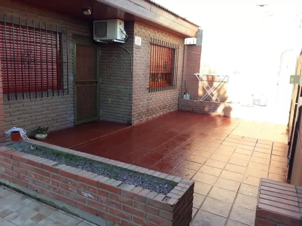 Casa en venta - 2 dormitorios 1 baño - 170mts2 - Barrio Jardin - La Plata