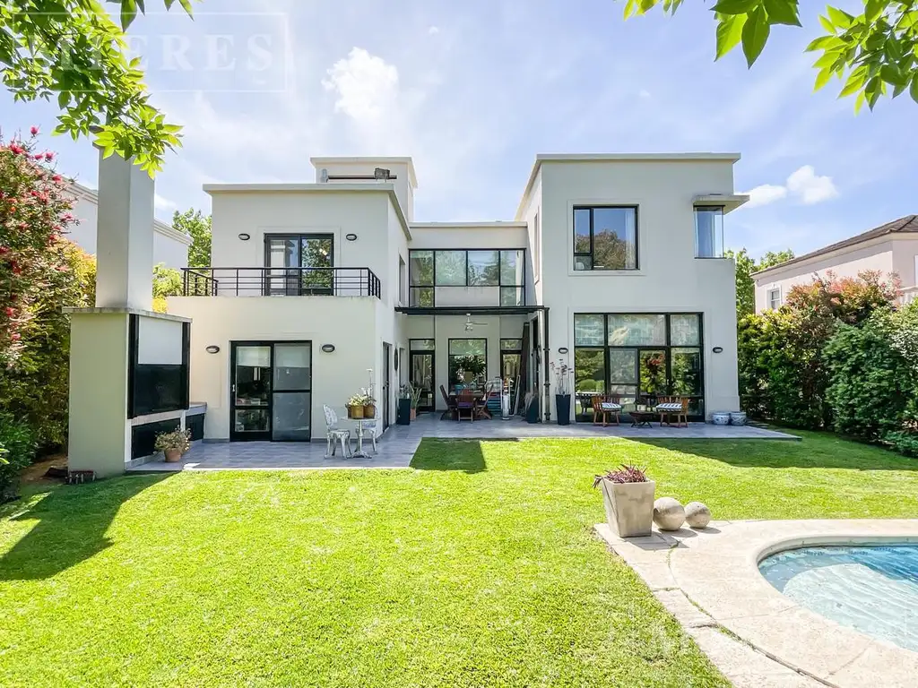 Casa en venta desarrollada en dos plantas en El Establo