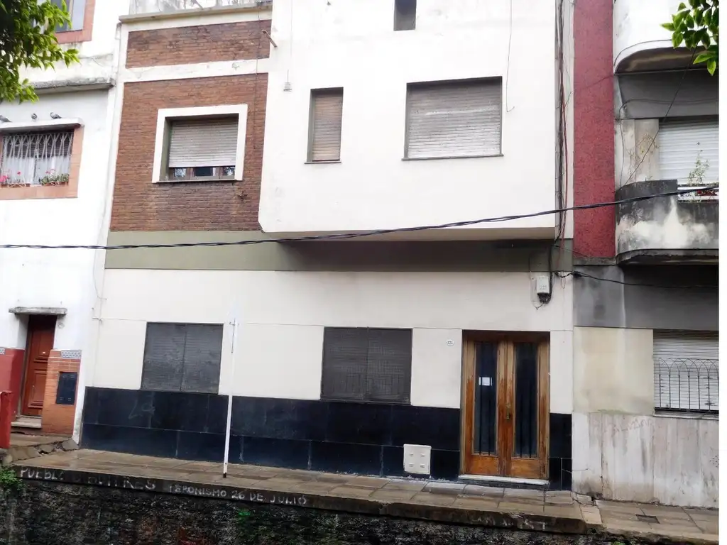 DEPARTAMENTO DE 3 AMBIENTES AL FRENTE -1º PISO POR ESCALERA