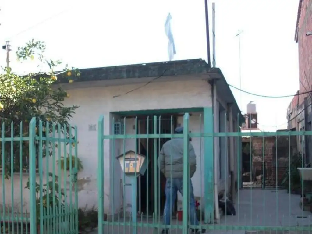 CASA EN LOTE PROPIO DE 2 AMBIENTES Y DEPTO MONOAMBIENTE