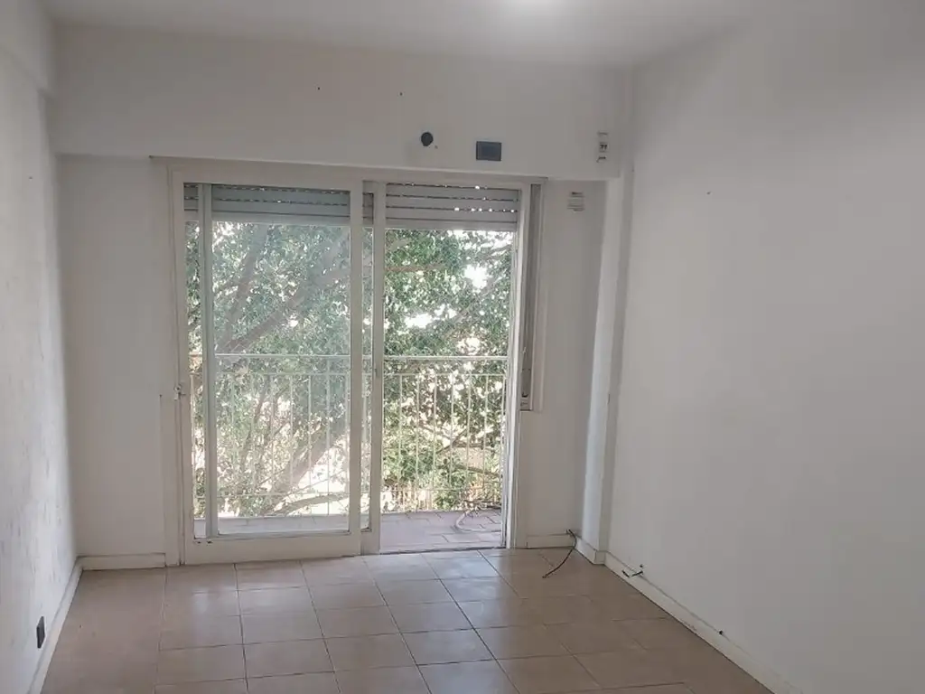 DEPARTAMENTO DE 2 AMBIENTES AL FRENTE CON BALCON " DESTINO PROFESIONAL "