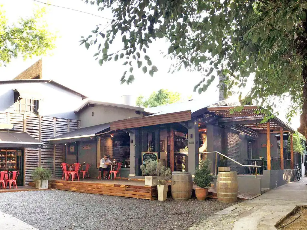 Local gastronómico en esquina sobre Libertador y Calle Ameghino en San Isidro.