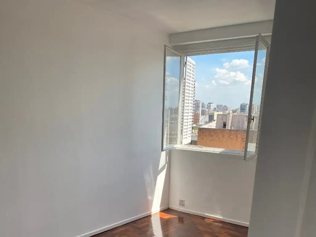 BUEN DEPARTAMENTO AL FRENTE. 2 AMBIENTES. MUY LUMINOSO. BAÑO Y COCINA COMPLETOS. PISO 12