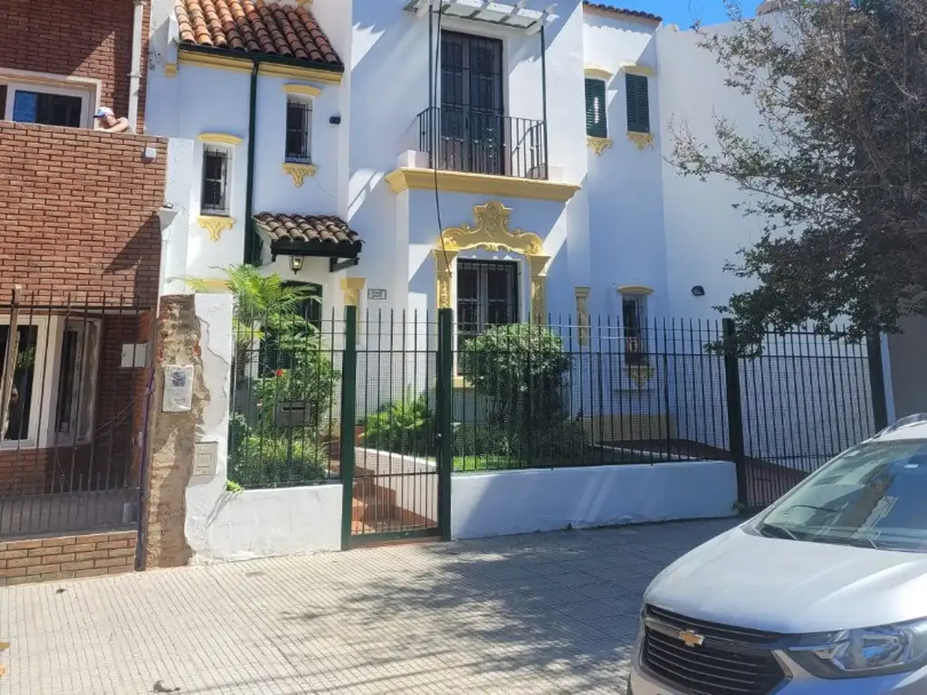 Casa estilo español. 3 dormitorios. Con jardín. Excelente ubicación. Muy cuidada!