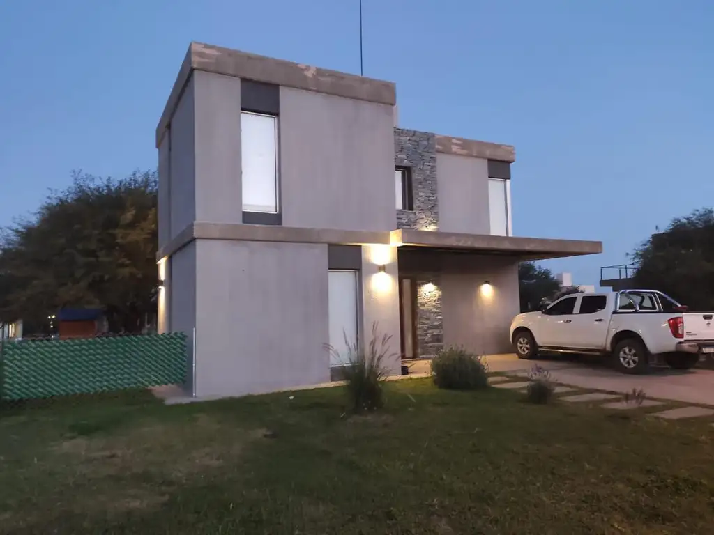 Imperdible ! Alquilo Casa 3 Dorm. 3 baños. jardin y Parrilla en Valle Del Golf