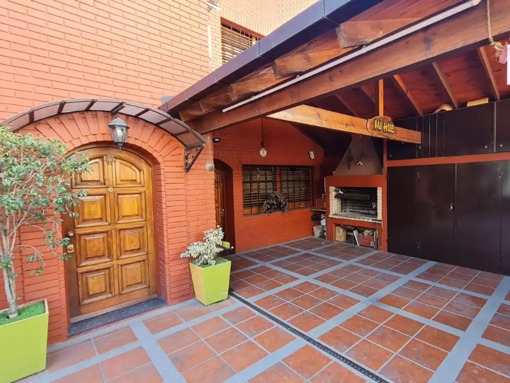 CASA EN PH 4 AMBIENTES 214 M.3 BAÑOS.GJE 2 AUTOS. SUBTE,TREN