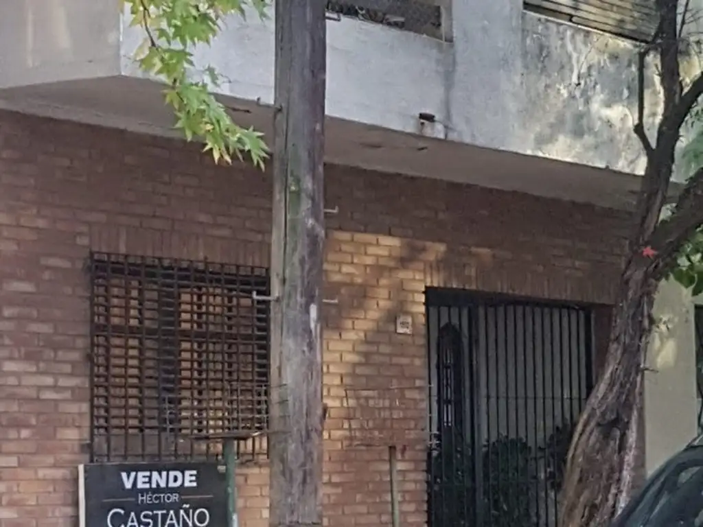 Casa en Florida de 5 ambientes desarrollada en 2 plantas con patio 4 dormitorios uno con balcón