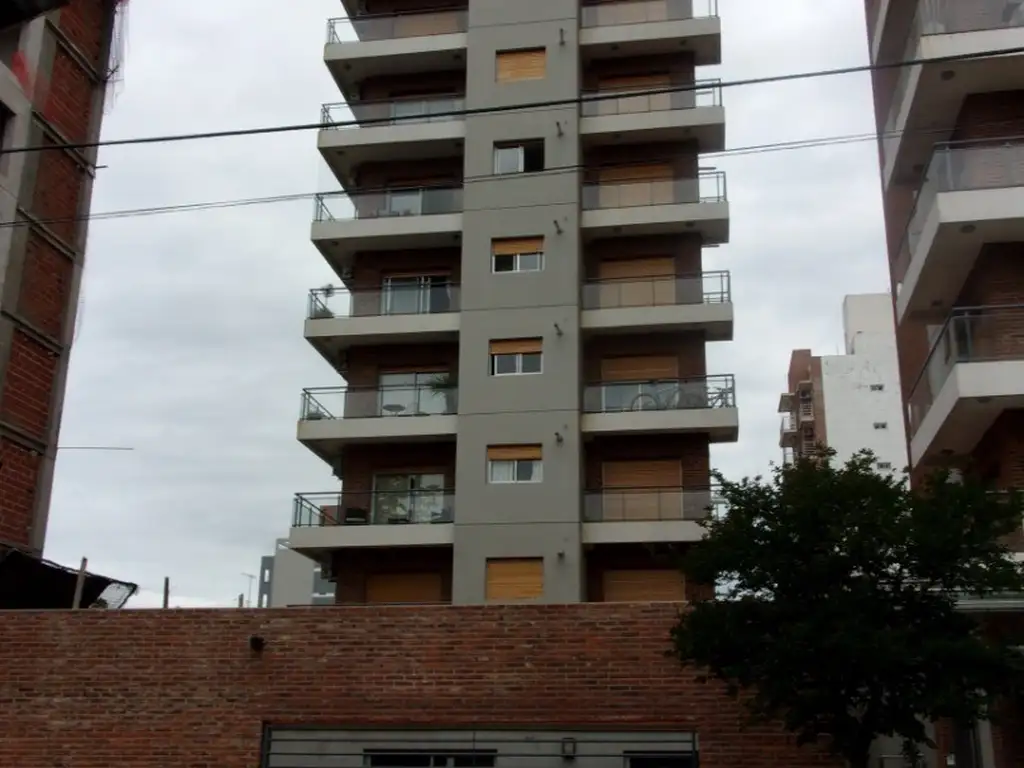 EXCELENTE TRES AMBIENTES CON COCHERA, EDIFICIO CON SUM Y PILETA. SEGURIDAD. QUILMES CENTRO.