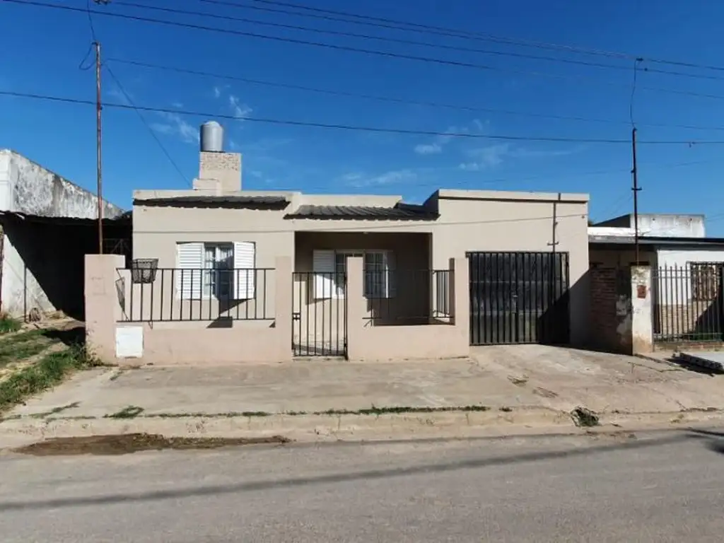 Casa de 3 Dormitorios con Jardín, Quincho cerrado y Pileta! Coronel Suarez 583 – Victoria, Entr...